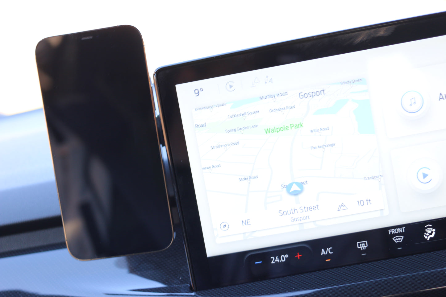 Ford Focus 2021- VoltMount MagSafe Charger Phone Holder