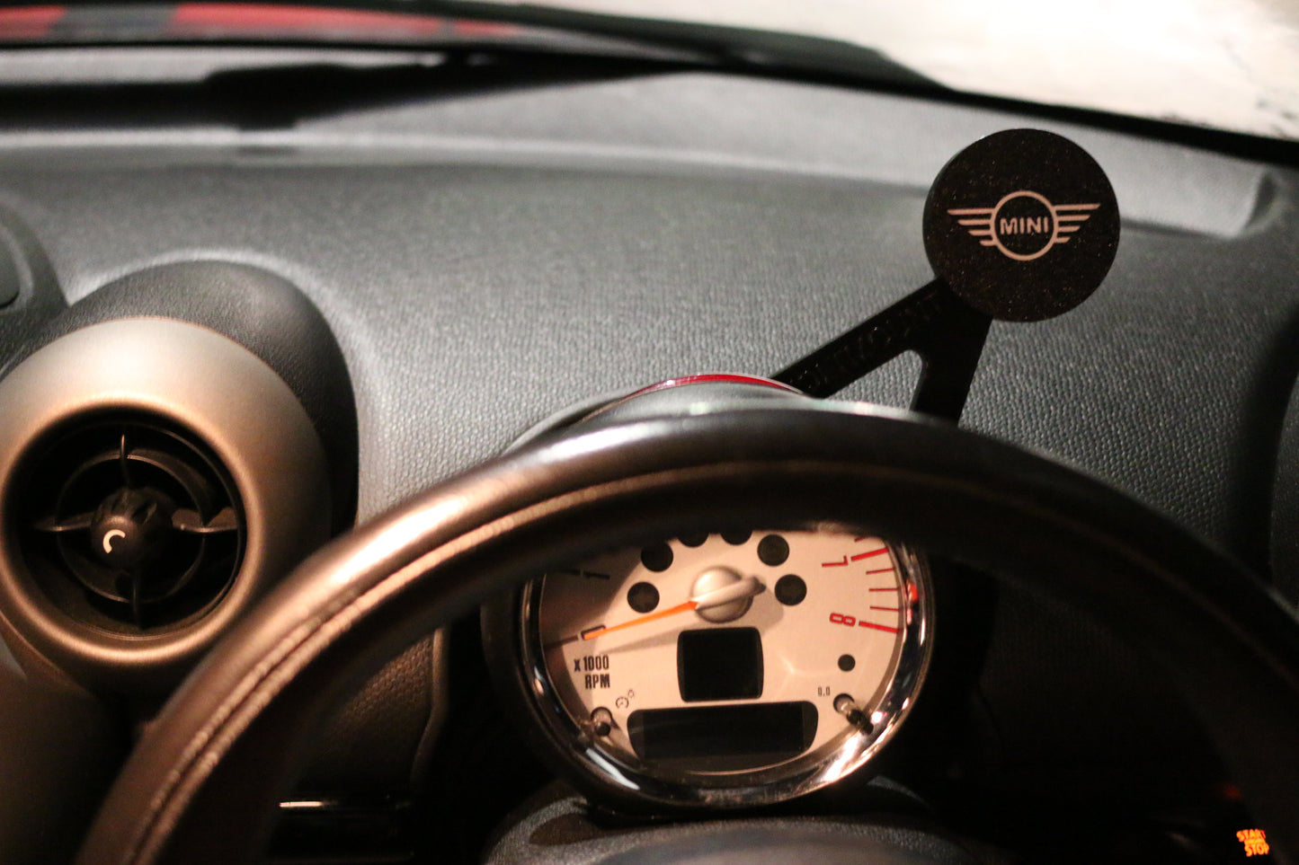 Mini Cooper Countryman R60 Rev Counter MagSafe Charger Phone Holder
