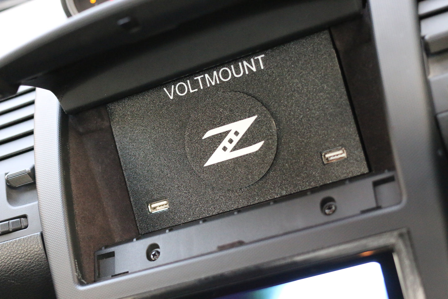 Nissan 350Z MagSafe Charger Phone Mount Holder
