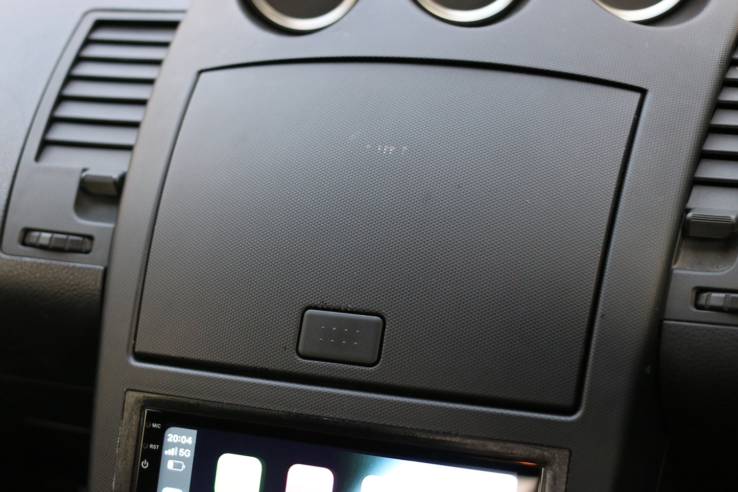 Nissan 350Z MagSafe Charger Phone Mount Holder