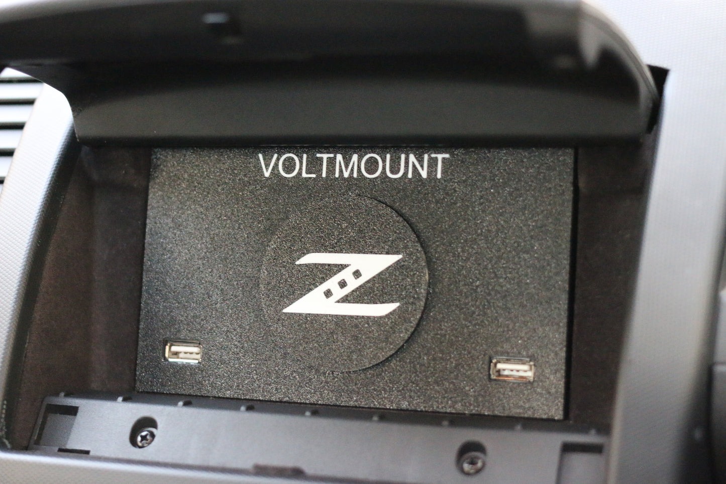 Nissan 350Z MagSafe Charger Phone Mount Holder